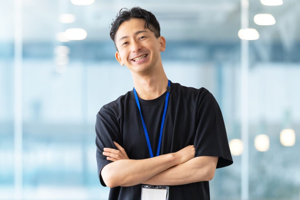 腕組みをする男性ビジネスマン