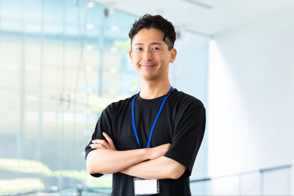 腕組みをして微笑む男性ビジネスマン