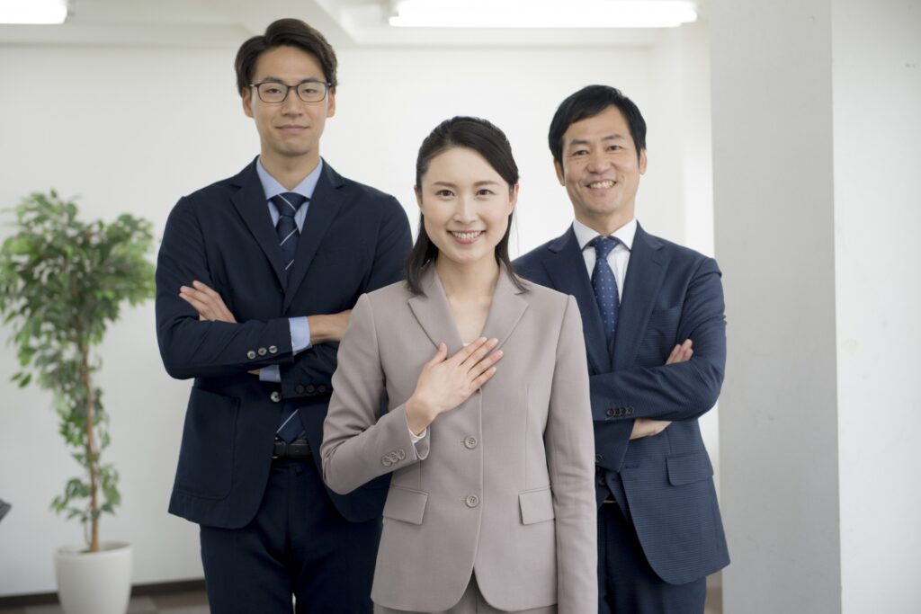 スーツ姿の男女40