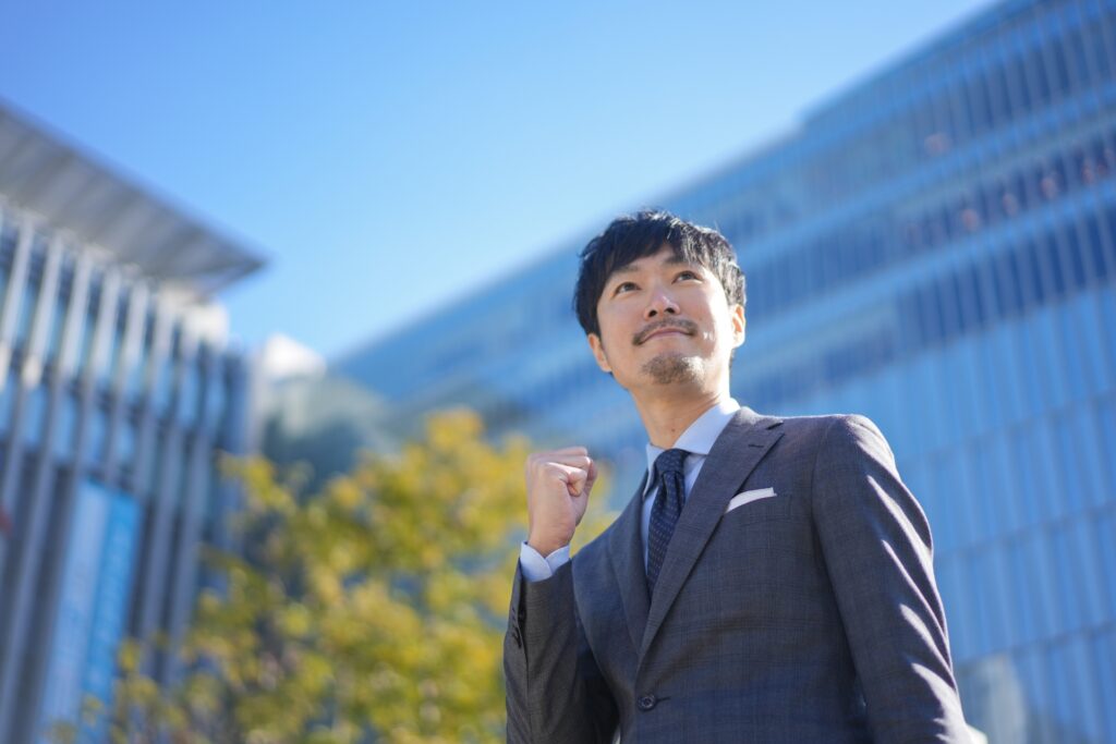 ガッツポーズ髭男性