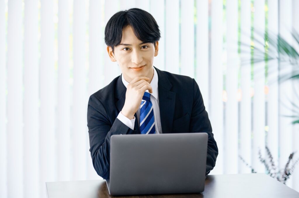 ノートパソコンを使うビジネスマン 正面
