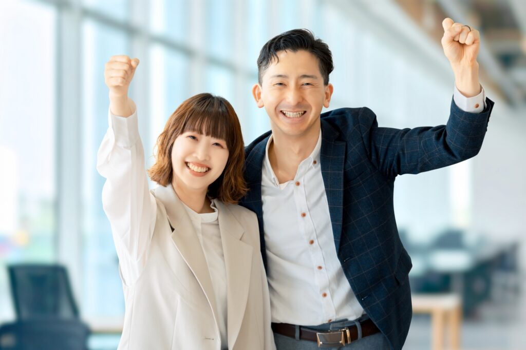 ガッツポーズをする笑顔のビジネスマン男女