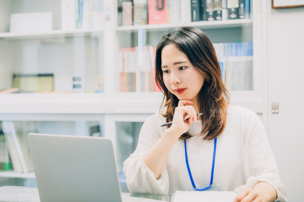 PCを使って働くビジネスウーマン