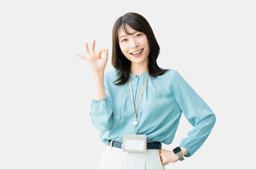 OKポーズをする笑顔のビジネスウーマン