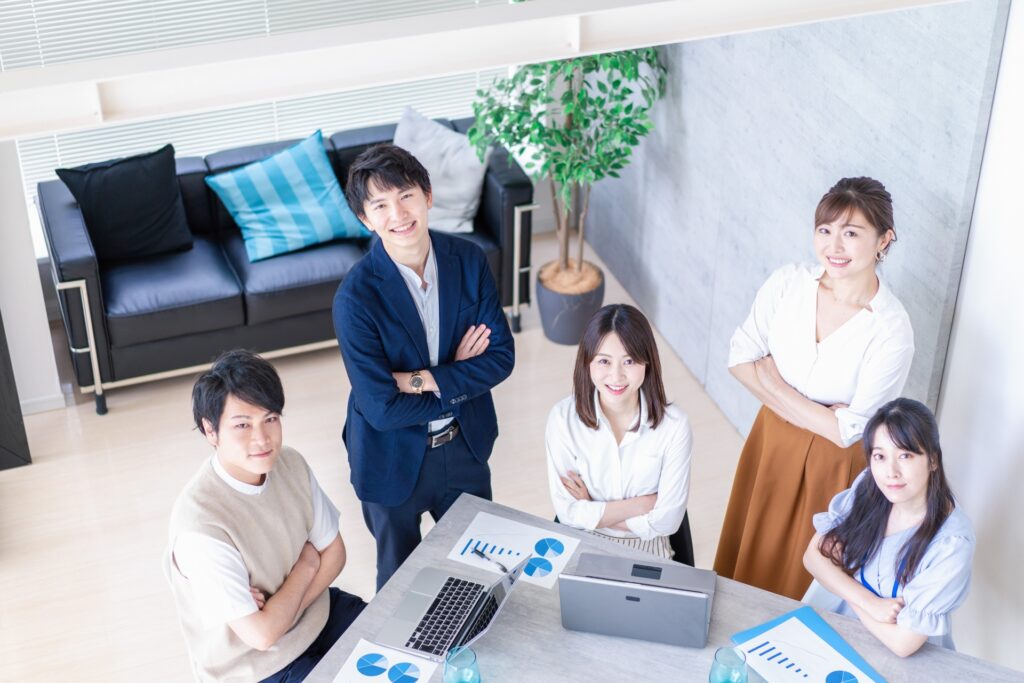 上を見上げるエンジニアたち