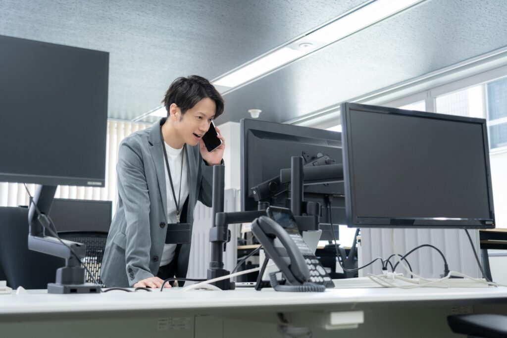 オフィスカジュアルの若い男性エンジニア