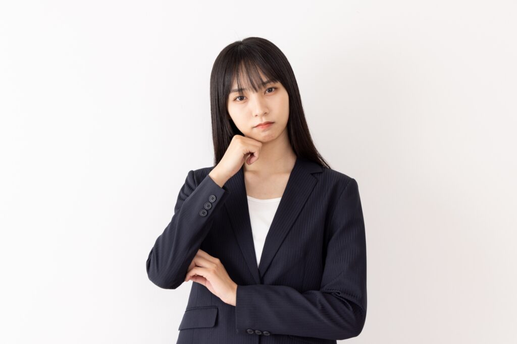 悩むビジネスウーマン