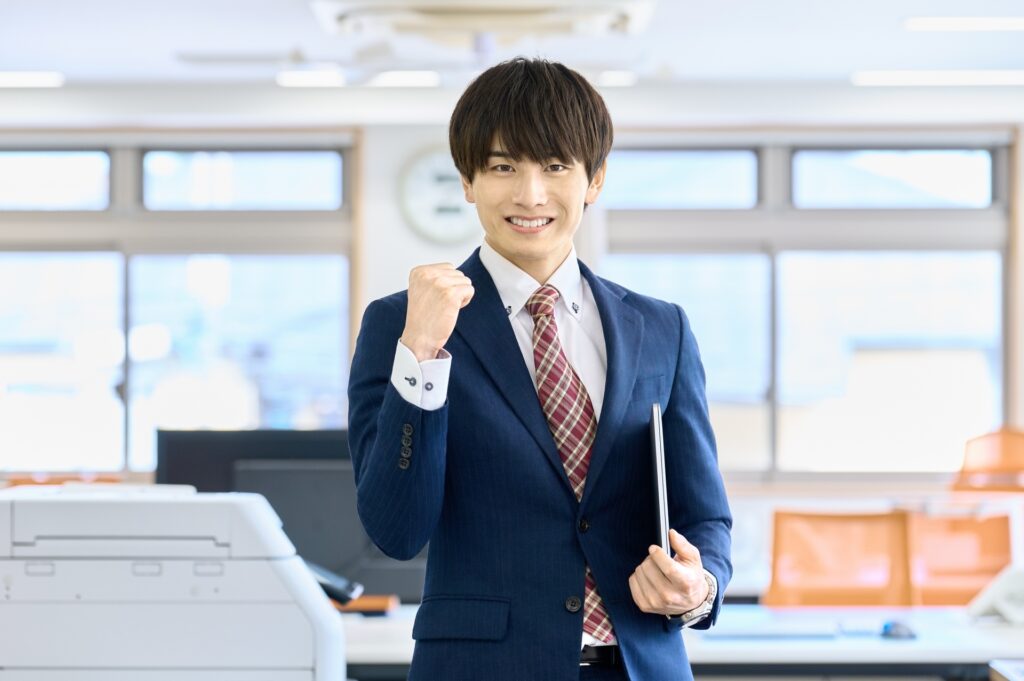 ガッツポーズするビジネスマン