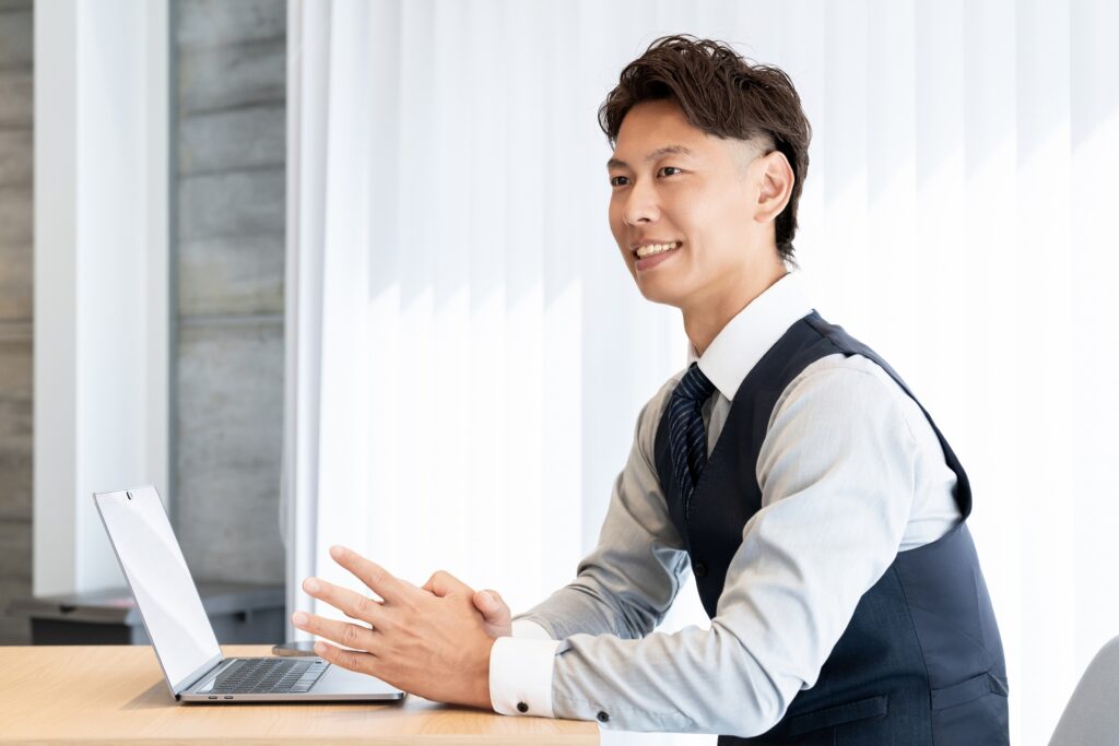 笑顔で対話をする男性ビジネスマン