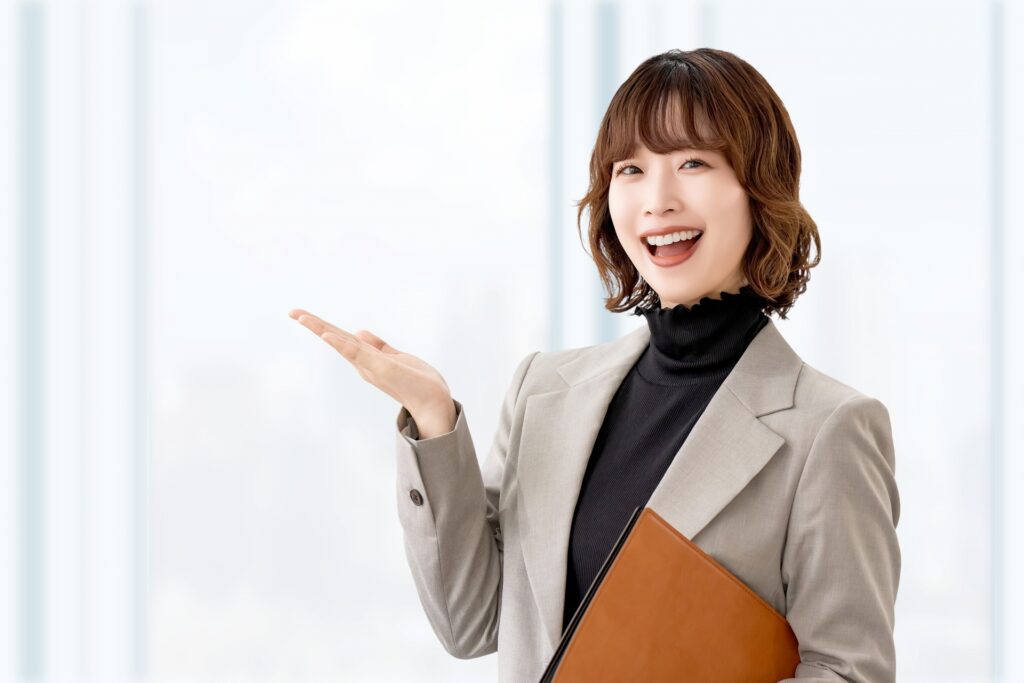 手で案内をする女性・ビジネスウーマン