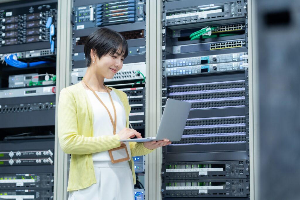 サーバーをメンテナンスをするエンジニア