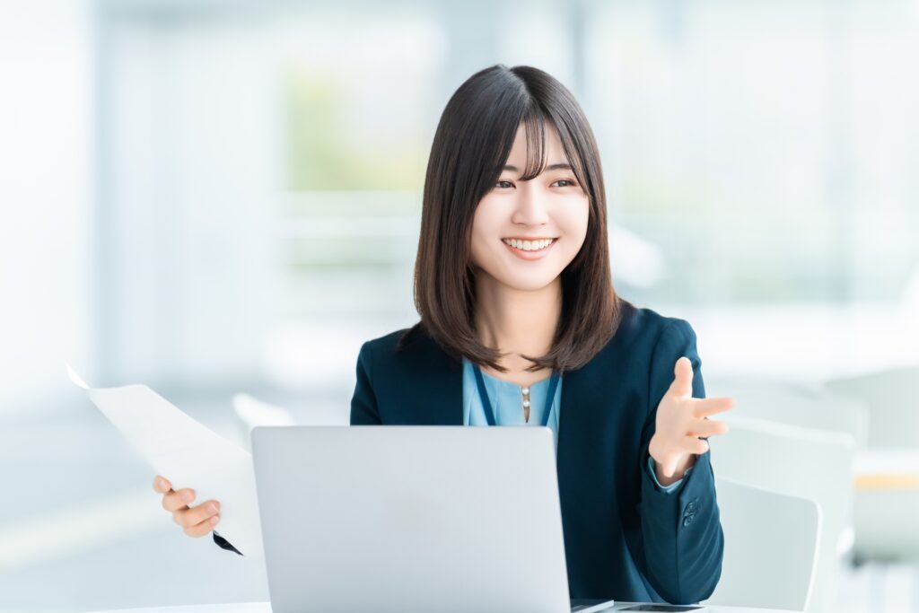 笑顔で対話をする女性・ビジネスウーマン