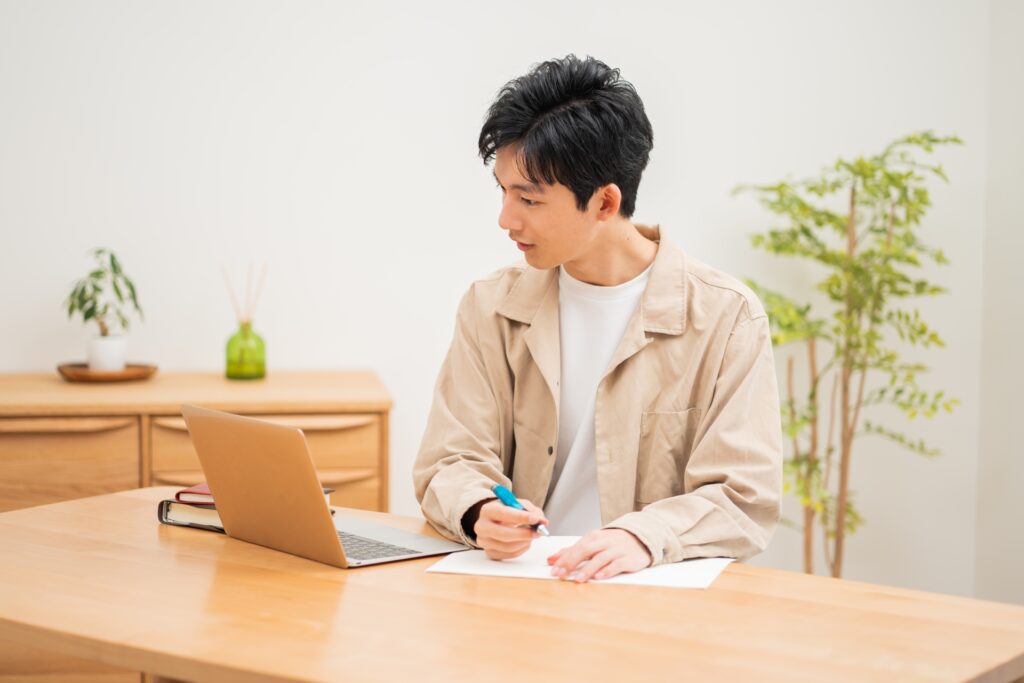 勉強する若い男性