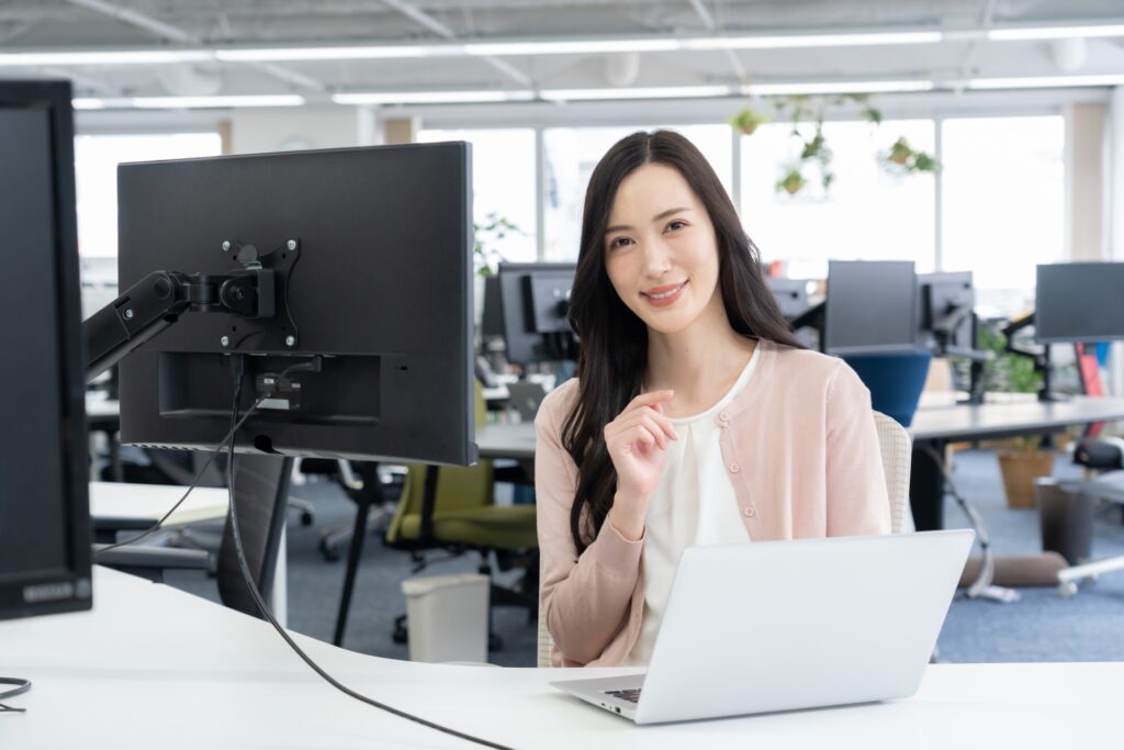 オフィスカジュアルの若い女性エンジニア