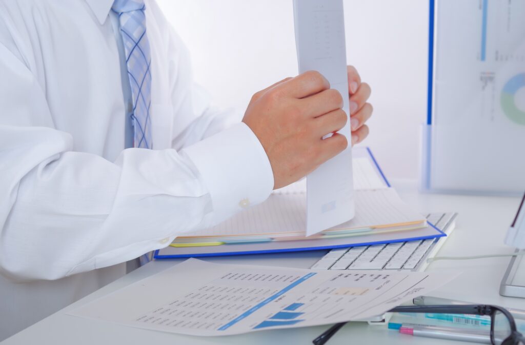 紙を整える男性