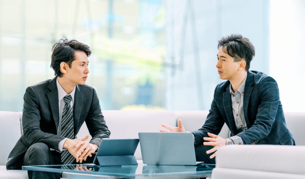 打ち合わせをする2人の男性ビジネスマン