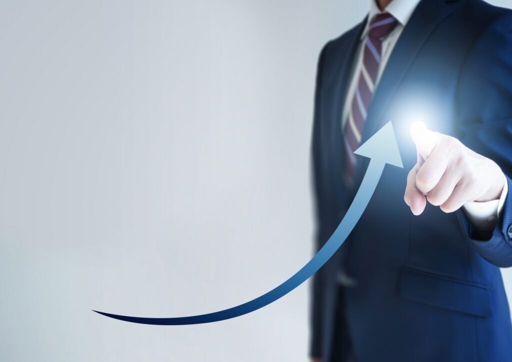 ビジネスマンと上向き矢印