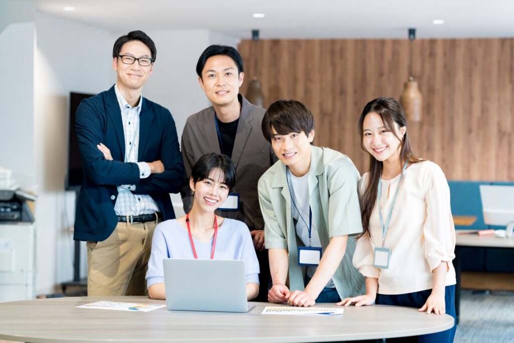 打ち合わせするビジネスパーソン