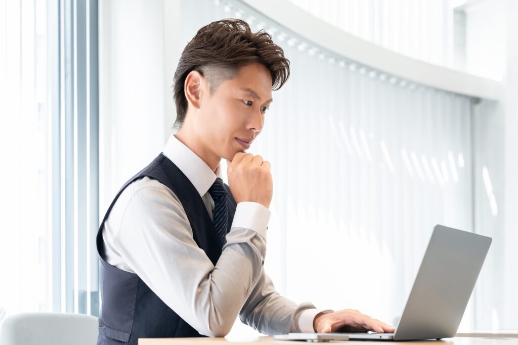 スーツベスト男性