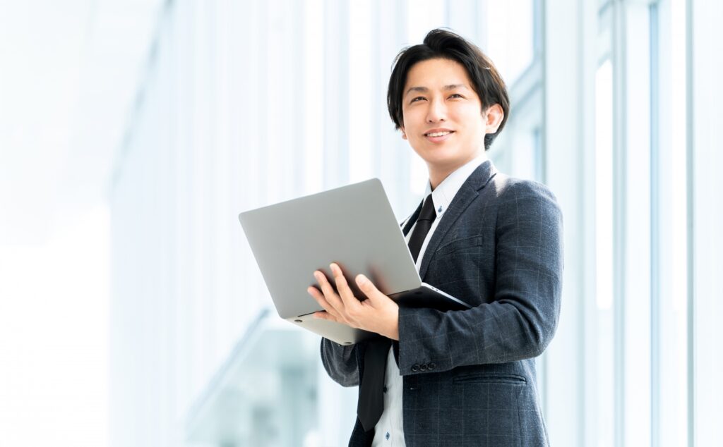 パソコン持った男性