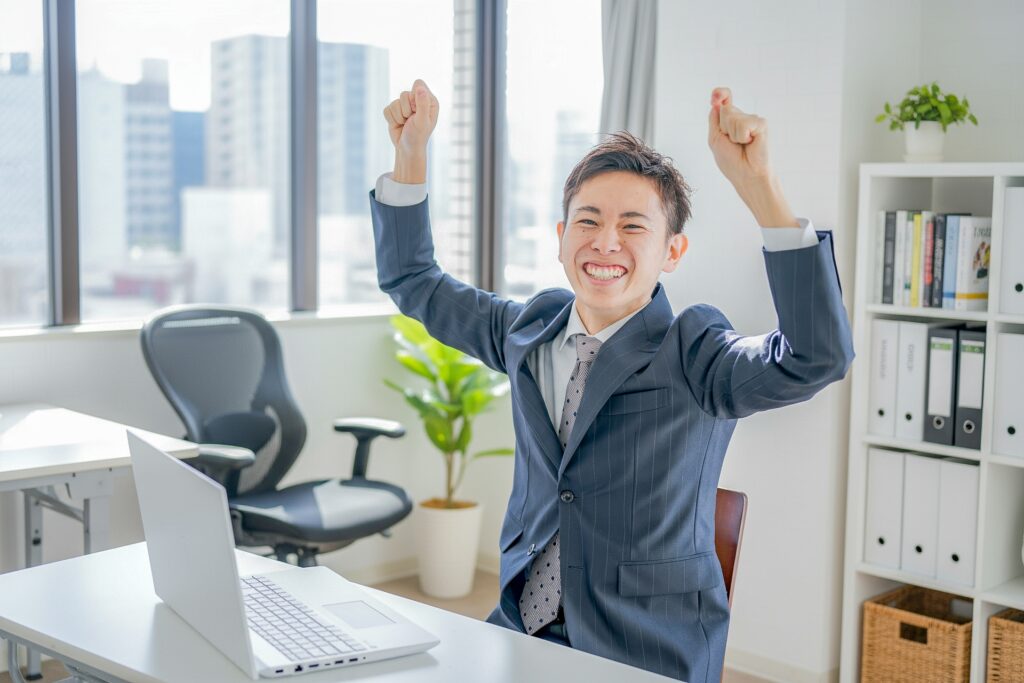 喜ぶビジネスマン