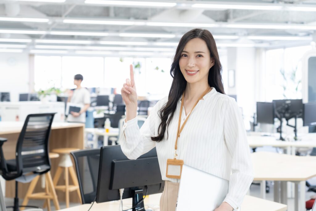 オフィスカジュアルの若い女性エンジニア