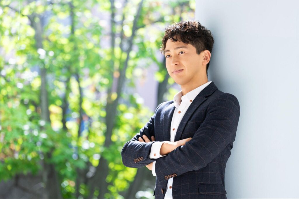 腕組みビジネスマン