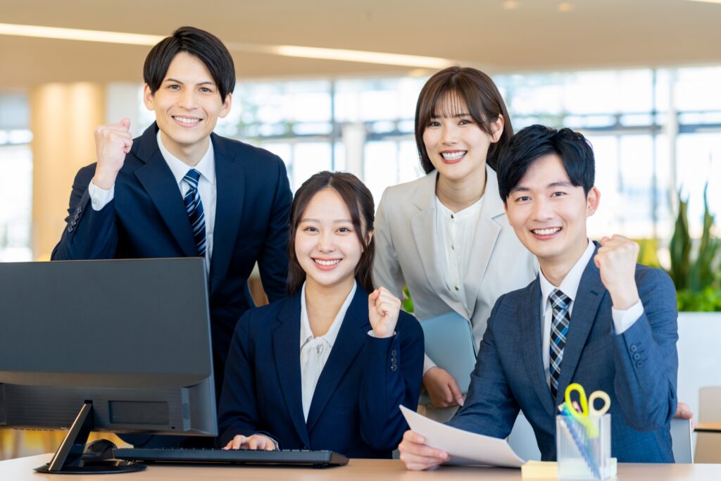 オフィスで頑張る若いビジネスマン