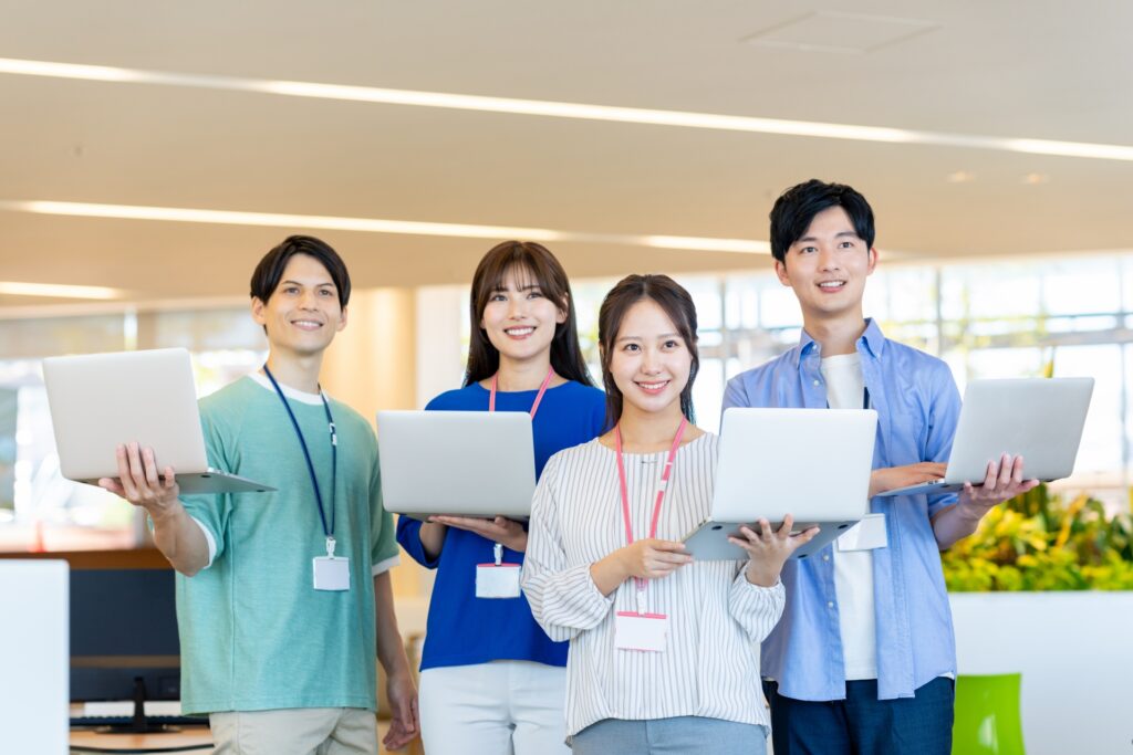 オフィスで働く若いエンジニア