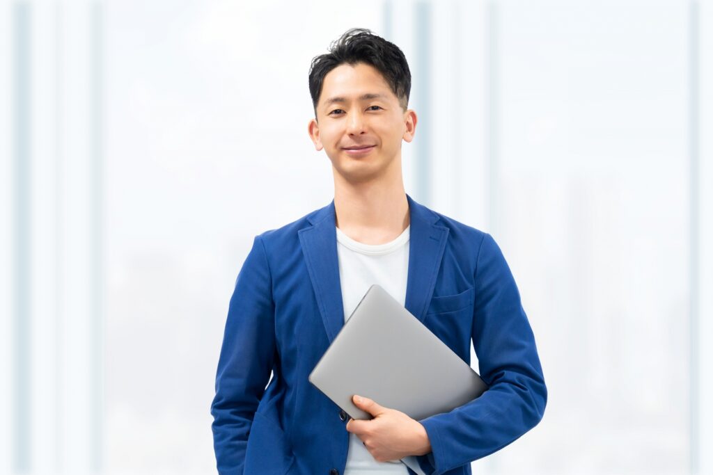 パソコン抱えた男性