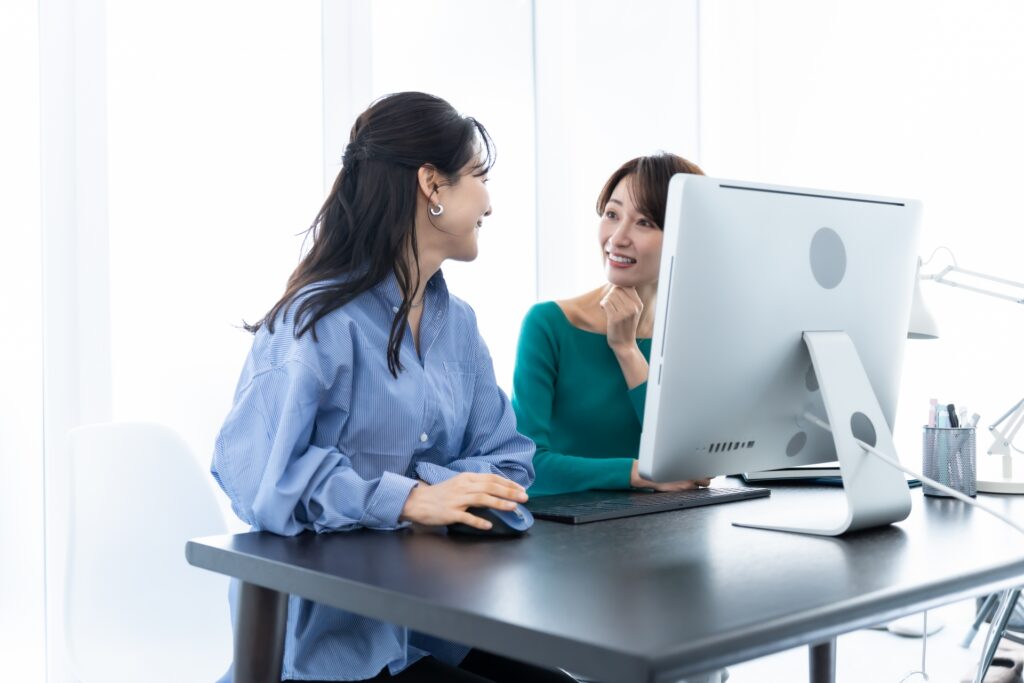 パソコン作業をする女性二人