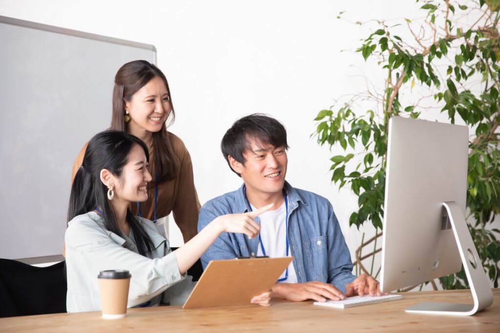 オンライン会議する男女の会社員