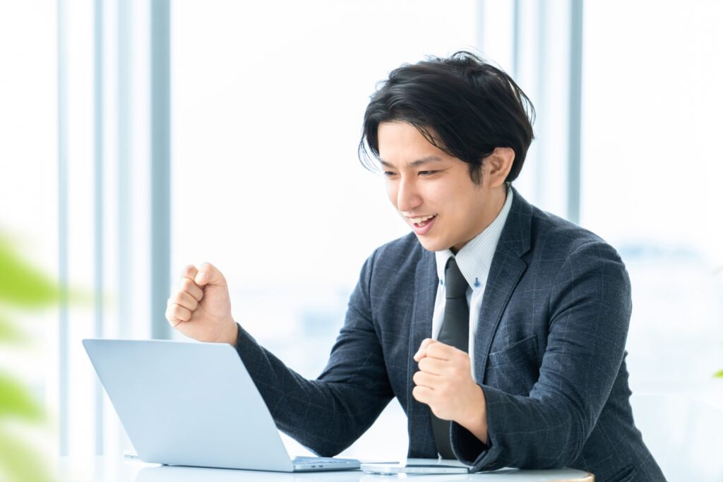 ガッツポーズをする笑顔の男性ビジネスマン