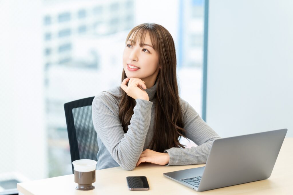 デスクワークをする女性・ビジネスウーマン