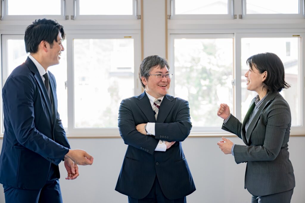 話し合うビジネスマン達