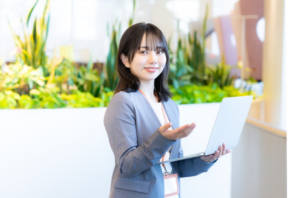 オフィスで働くビジネスウーマン