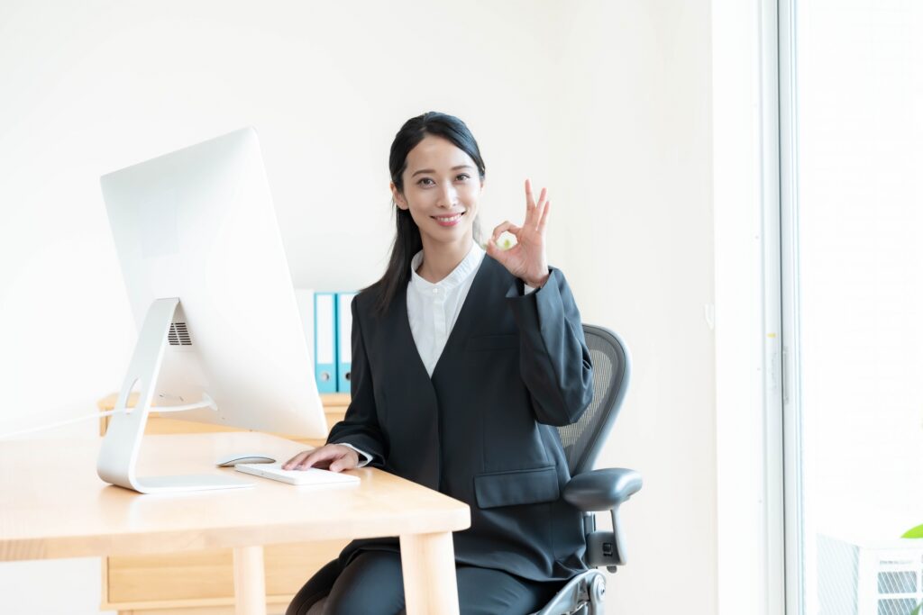 OKを出すビジネスウーマン