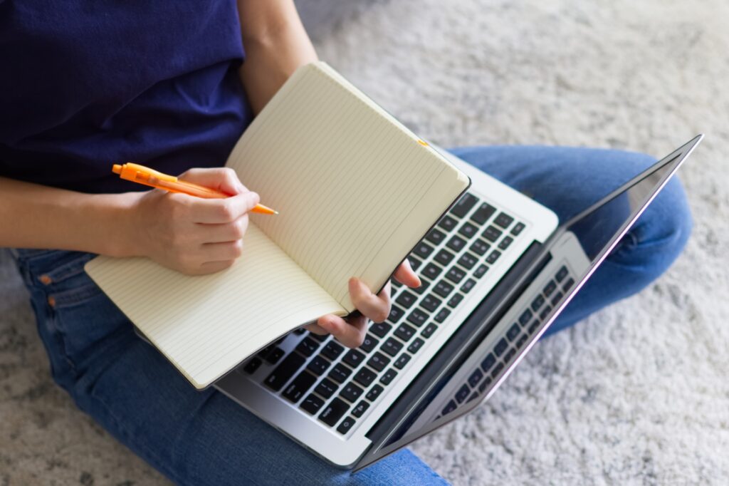 パソコン見てメモする