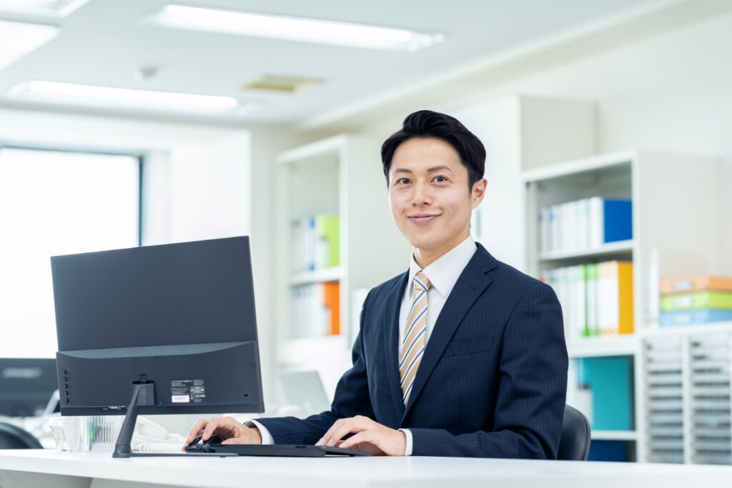 オフィスで働くミドルのビジネスマン
