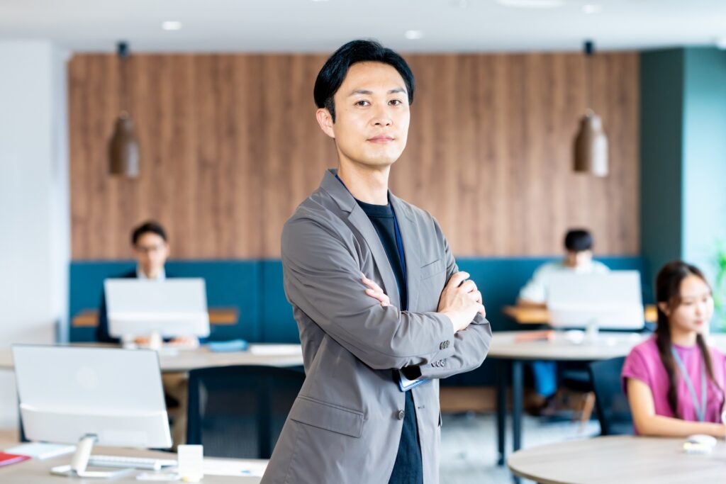 オフィスで働くビジネスパーソン