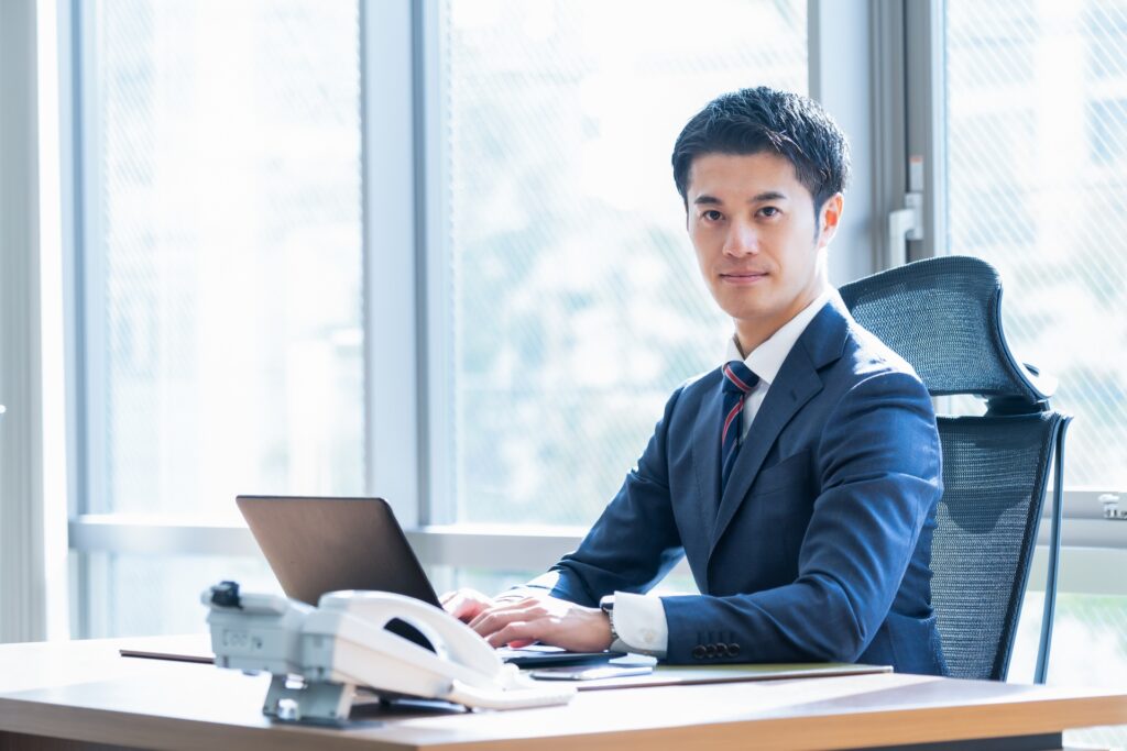 背筋のいい男性