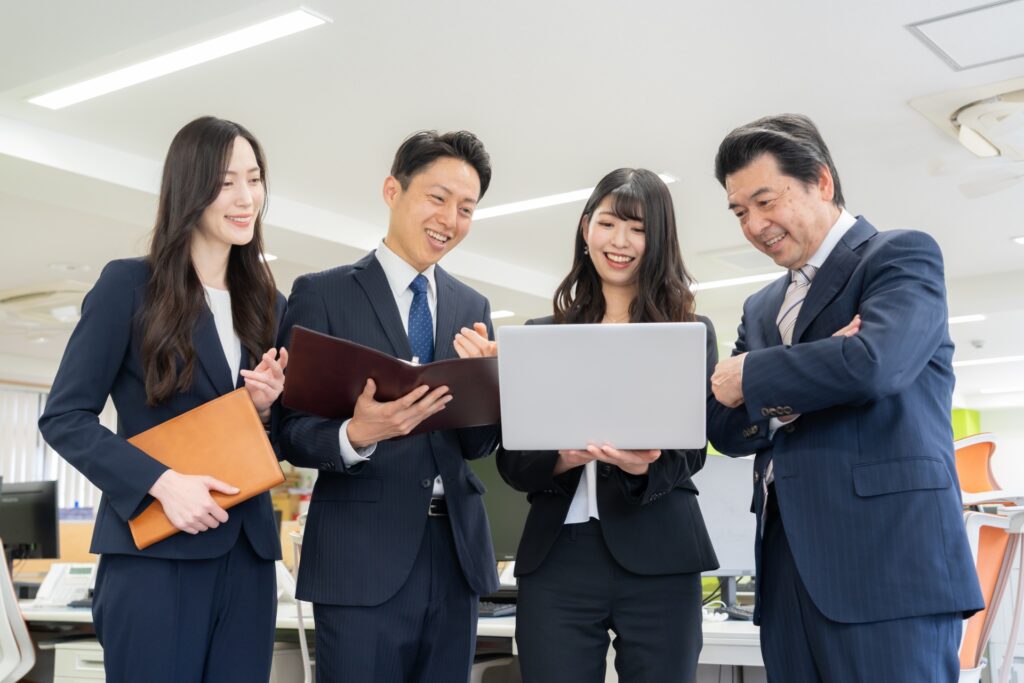 オフィスで仕事をする男女のビジネスマン