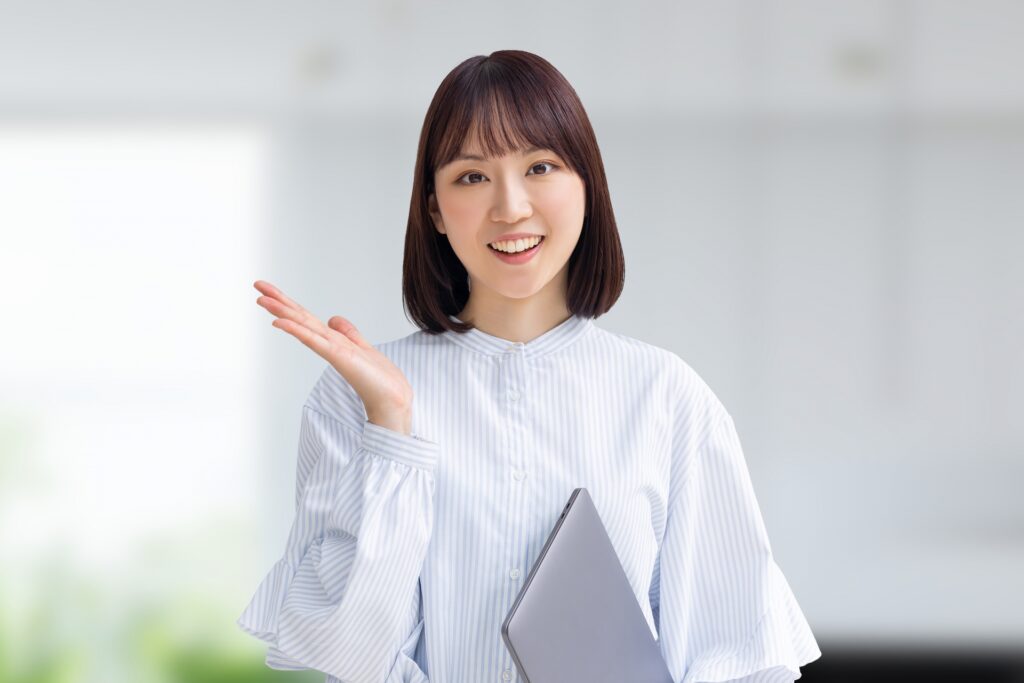 ノートパソコンを持つビジネスウーマン