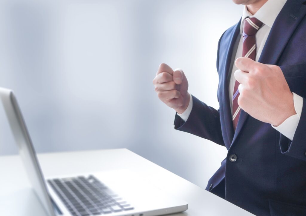 パソコンを前にしたビジネスマンの成功イメージ