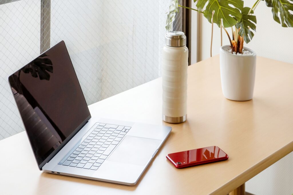 テーブルの上にパソコン