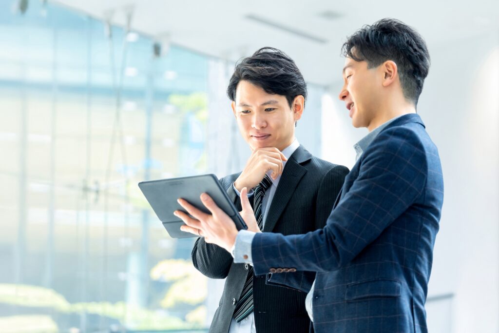 タブレットを見て話し合う