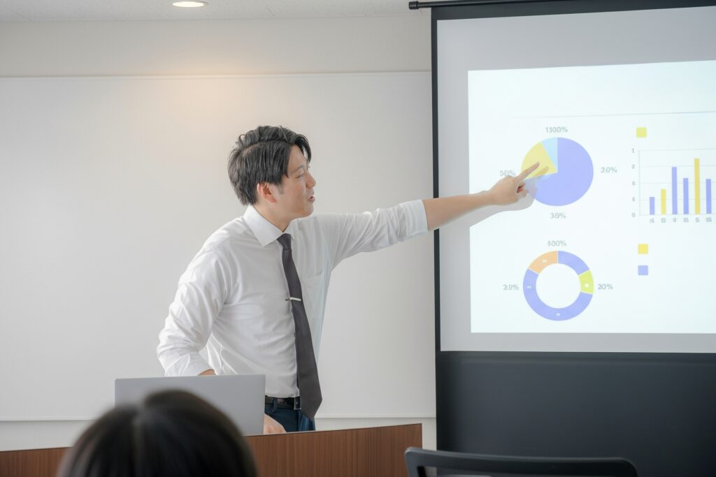 説明するビジネスマン