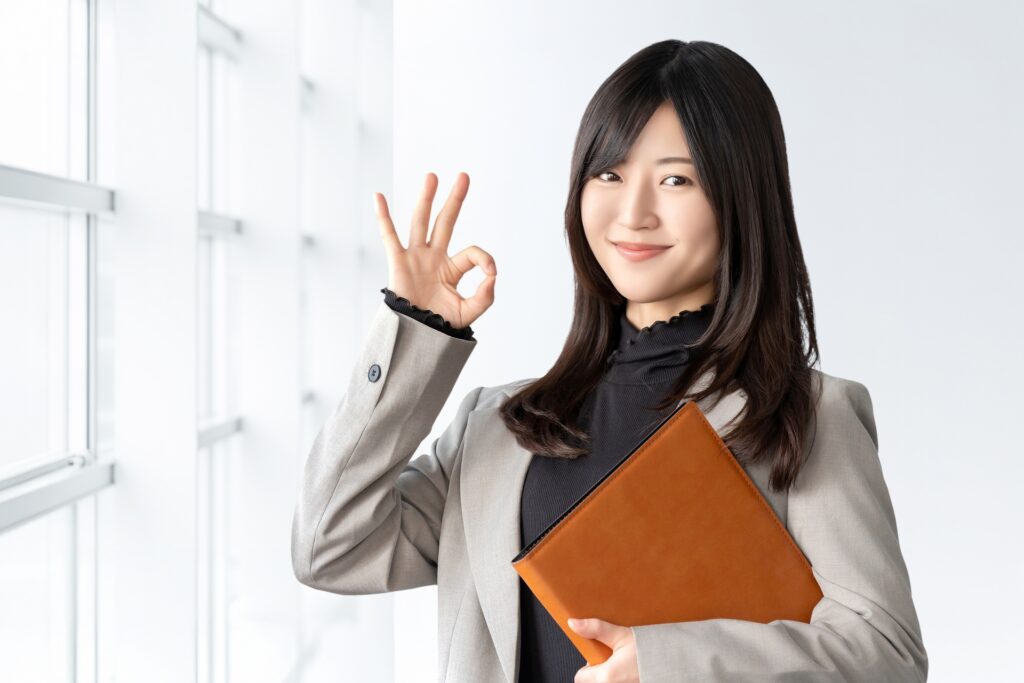 OKポーズをする笑顔の女性