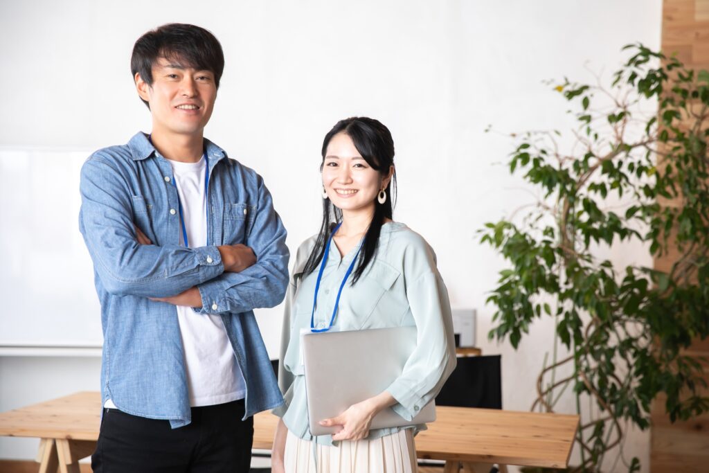 デスクワークの男女の会社員