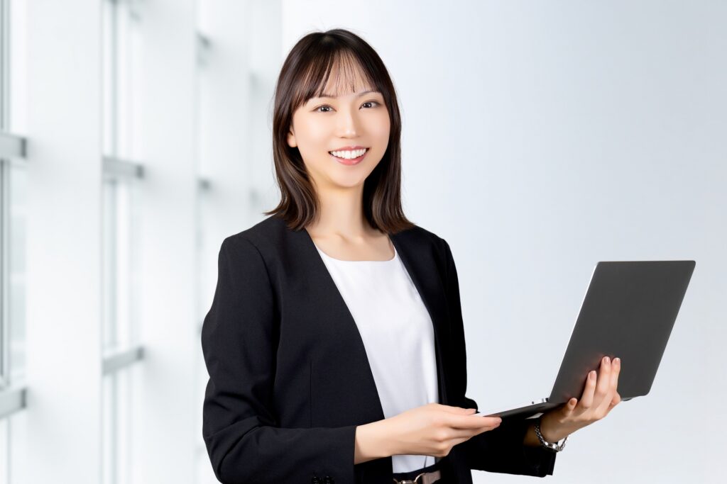 パソコンを持つ女性・ビジネスウーマン